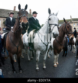 Chipping Norton, Oxfordshire. UK. 26 Décembre, 2014. Les membres de l'Heythrop Hunt se rassemblent pour le Boxing Day annuel de recherche de Chipping Norton, Oxfordshire. Autour d'un millier de personnes se sont rendues à regarder le Heythrop Hunt ride out pour leur assemblée annuelle le lendemain de la chasse. Cette importante rencontre a commencé avec les coureurs réunion en face de l'hôtel Fox.dons ont été recueillis à partir de la foule pour financer la poursuite de la lutte pour l'interdiction de chasse ont abrogé. Credit : Desmond Brambley/Alamy Live News Banque D'Images