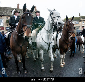 Chipping Norton, Oxfordshire. UK. 26 Décembre, 2014. Les membres de l'Heythrop Hunt se rassemblent pour le Boxing Day annuel de recherche de Chipping Norton, Oxfordshire. Autour d'un millier de personnes se sont rendues à regarder le Heythrop Hunt ride out pour leur assemblée annuelle le lendemain de la chasse. Cette importante rencontre a commencé avec les coureurs réunion en face de l'hôtel Fox.dons ont été recueillis à partir de la foule pour financer la poursuite de la lutte pour l'interdiction de chasse ont abrogé. Credit : Desmond Brambley/Alamy Live News Banque D'Images