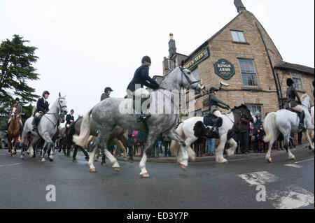 Chipping Norton, Oxfordshire. UK. 26 Décembre, 2014. Les membres de l'Heythrop Hunt se rassemblent pour le Boxing Day annuel de recherche de Chipping Norton, Oxfordshire. Autour d'un millier de personnes se sont rendues à regarder le Heythrop Hunt ride out pour leur assemblée annuelle le lendemain de la chasse. Cette importante rencontre a commencé avec les coureurs réunion en face de l'hôtel Fox.dons ont été recueillis à partir de la foule pour financer la poursuite de la lutte pour l'interdiction de chasse ont abrogé. Credit : Desmond Brambley/Alamy Live News Banque D'Images