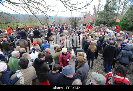 Blandford Forum, Dorset, UK. 26 Décembre, 2014. Portman Hunt foxhounds répondre à Blandford Forum, Dorset, pour leur rassemblement traditionnel le lendemain de Noël 26 décembre 2014. Crédit : John Beasley/Alamy Live News Banque D'Images