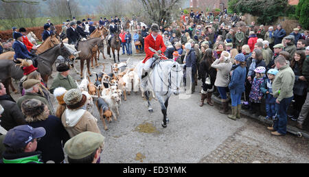 Blandford Forum, Dorset, UK. 26 Décembre, 2014. Portman Hunt foxhounds répondre à Blandford Forum, Dorset, pour leur rassemblement traditionnel le lendemain de Noël 26 décembre 2014 picured Charles Gundry maître de la chasse au phoque. Crédit : John Beasley/Alamy Live News Banque D'Images