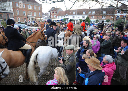 Blandford Forum, Dorset, UK. 26 Décembre, 2014. Portman Hunt foxhounds répondre à Blandford Forum, Dorset, pour leur rassemblement traditionnel le lendemain de Noël 26 décembre 2014 Crédit : John Beasley/Alamy Live News Banque D'Images