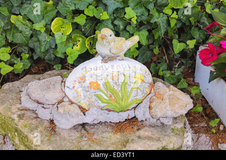 Statuette d'un oiseau avec l'inscription 'Bienvenue' ( ) Bienvenue dans le jardin à l'Italienne Banque D'Images