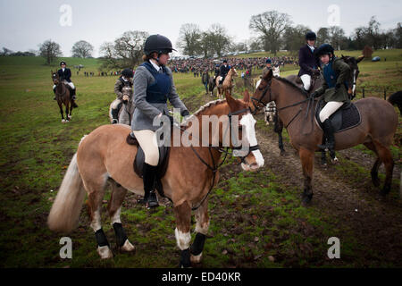 Le Staffordshire, au Royaume-Uni. Dec 26, 2014. Boxing Day annuel rencontrez des Meynell et personnel du Sud Hunt au Blethfield Hall, Staffordshire Banque D'Images