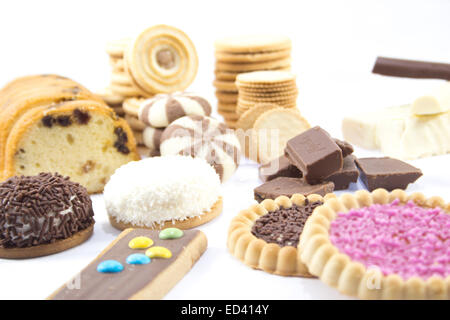 Collection de délicieux bonbons, biscuits et cookies sur un fond blanc . Banque D'Images