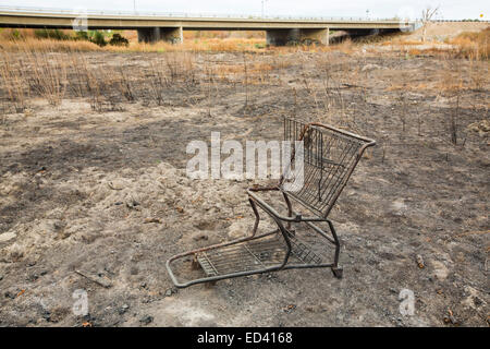 Le lit d'une rivière asséchée de la rivière Kern en raison de la sécheresse catastrophique en Californie, USA. Banque D'Images