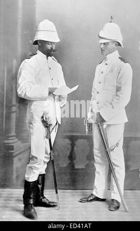 Une Marine royale et officier de la Marine royale en 1896 vêtements tropicaux Banque D'Images