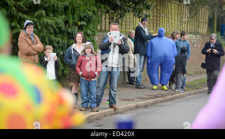 Lewes, UK. Dec 26, 2014. Les villageois dans leurs concurrentes Boxing Day annuel entre la course de la Pram pubs dans East Hoathly near Lewes East Sussex. Crédit : Jim Holden/Alamy Live News Banque D'Images