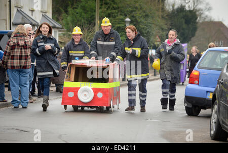 Lewes, UK. Dec 26, 2014. Les villageois dans leurs concurrentes Boxing Day annuel entre la course de la Pram pubs dans East Hoathly near Lewes East Sussex. Crédit : Jim Holden/Alamy Live News Banque D'Images