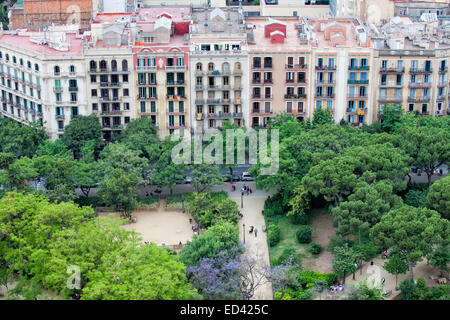 Ville de Barcelone en Catalogne, Espagne. Vue de dessus sur la Placa de la Sagrada Familia et du parc de l'architecture résidentielle Eix Banque D'Images