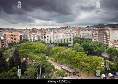 Ville de Barcelone en Catalogne, Espagne. Vue de dessus sur la Placa de la Sagrada Familia parc. Banque D'Images