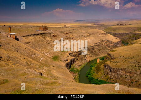 Une vue panoramique de l'Ani, une ruine à distance ville turque médiévale arménienne, le long de la rivière Akhourian, la frontière Turkey-Armenia Banque D'Images