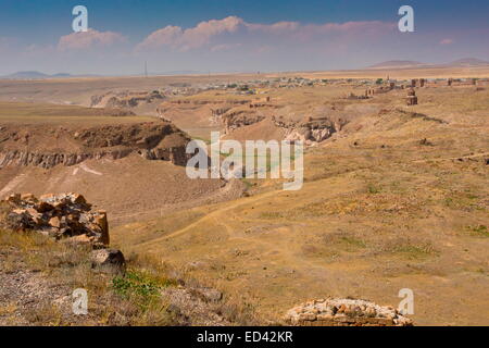 La semi-désertiques arides limite ouest de l'Ani, une ruine à distance ville turque médiévale arménienne, au nord-est de la Turquie Banque D'Images