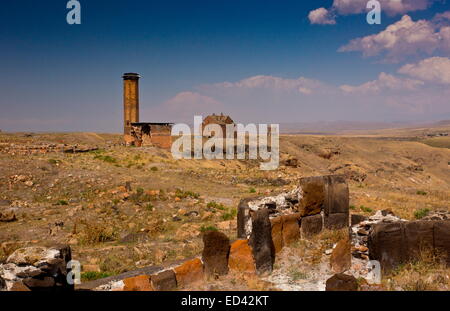 Vue d'Ani,montrant ruiné et mosquée - cathédrale médiévale arménienne ruinée à distance d'une ville turque, le long de la rivière Akhourian, T Banque D'Images