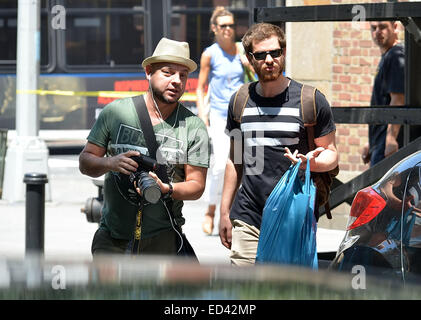 Andrew Garfield et Emma Stone dehors et environ ensemble dans l'East Village, Manhattan avec : Andrew Garfield Où : New York City, New York, United States Quand : 23 Juin 2014 Banque D'Images