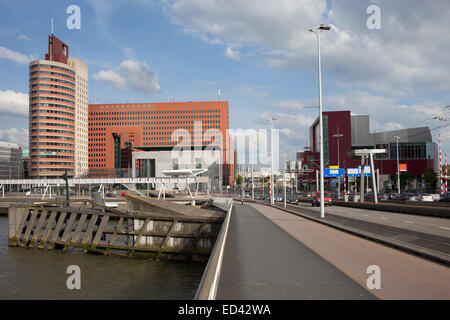 Le centre-ville de Rotterdam en Hollande, aux Pays-Bas, en vue du pont Erasmus. Banque D'Images