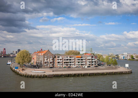 Rotterdam en Hollande, aux Pays-Bas. Maisons de vacances mitoyennes et de copropriété sur une île de la rivière. Banque D'Images