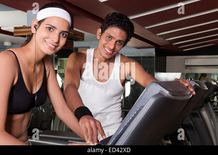 Entraîneur sportif indien et Dame moulin de voie d'exécution Banque D'Images