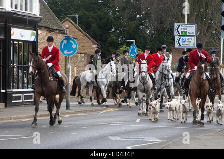 Oakham, UK. 26 Décembre, 2014. L'équitation chasse Cottesmore traverse la ville d'Oakham, Rutland en Angleterre, après avoir quitté le traditionnel Boxing Day Rencontrez tenue à Cutts Fermer, Oakham Crédit : Jim Harrison/Alamy Live News Banque D'Images