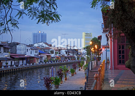 Maisons coloniales dans la lumière du soir le long de la rivière Melaka Malacca en ville / Bandaraya Melaka, Malaisie Banque D'Images
