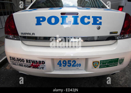 De retour de New York Police Department voiture avec 1 800 COP SHOT message récompense USA. Cop Shot autocollant d'aile à l'arrière d'un New York Banque D'Images