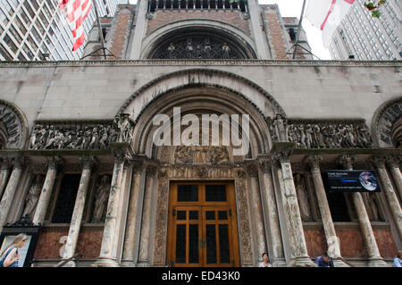 St Bartholomew's Church de New York. Er l'entrée. Dans l'état de l'église Saint-Barthélemy, Park Avenue, General Electric Building, Waldorf Astoria Banque D'Images