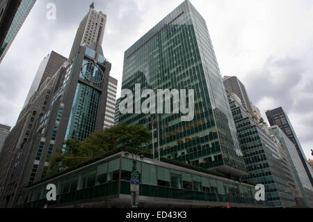 Les immeubles de bureaux de Park Avenue, à Manhattan, New York City. Niveau du bâtiment. Manhattan. USA. 299 Park Avenue est un offic Banque D'Images