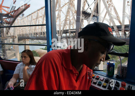 Le Téléphérique de Roosevelt ( Conducteur même billet que le métro ) qui passe le long de l'East River à Queensboro Bridge à Roosevelt Banque D'Images