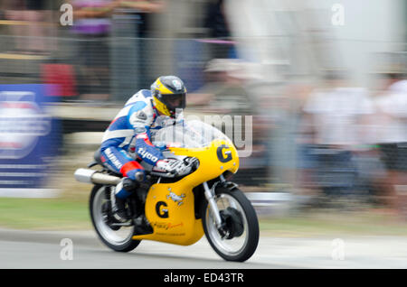 Wanganui, Nouvelle-Zélande. Dec 26, 2014. Guy Martin , présentateur de télévision britannique et racer, moto remporte la classique course en solitaire au Boxing Day annuel "cimetière" événement à Wanganui, Nouvelle-Zélande le 26 décembre 2014 sur son vélo vintage Norton Manx. La course fait partie de la série de courses de moto Suzuki a tenu chaque été en Nouvelle-Zélande. Il s'agit d'une journée de courses de rue sur un circuit urbain d'un mille autour du cimetière de la vieille ville au centre-ville de Wanganui . Credit : Geoff Marshall/Alamy Live News Banque D'Images