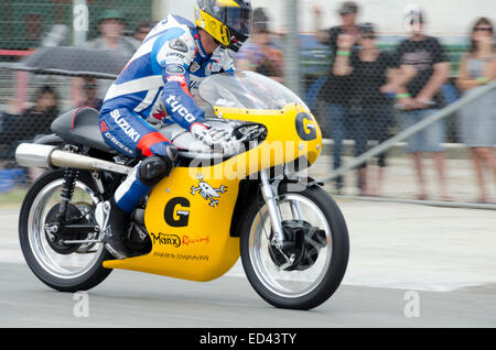 Wanganui, Nouvelle-Zélande. Dec 26, 2014. Guy Martin , présentateur de télévision britannique et racer, moto remporte la classique course en solitaire au Boxing Day annuel "cimetière" événement à Wanganui, Nouvelle-Zélande le 26 décembre 2014 sur son vélo vintage Norton Manx. La course fait partie de la série de courses de moto Suzuki a tenu chaque été en Nouvelle-Zélande. Il s'agit d'une journée de courses de rue sur un circuit urbain d'un mille autour du cimetière de la vieille ville au centre-ville de Wanganui . Credit : Geoff Marshall/Alamy Live News Banque D'Images