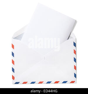 Enveloppe avec lettre pliée et chemin de détourage sur fond blanc Banque D'Images