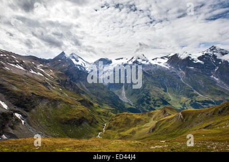 Paysage de haute-montagne, les prairies, les glaciers et les cours d'eau Banque D'Images