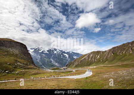 Paysage de haute-montagne et les routes Banque D'Images