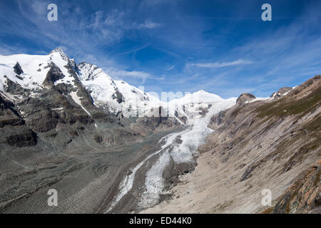 Paysage avec de hautes montagnes et la fonte des glaciers. Banque D'Images