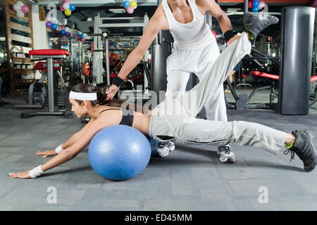 Entraîneur sportif indien et lady fitness l'exercice Banque D'Images