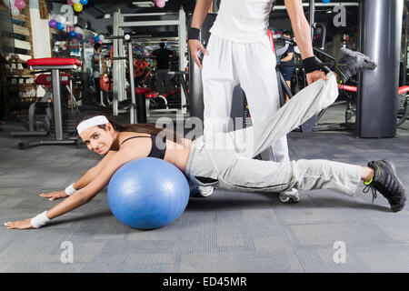 Entraîneur sportif indien et lady fitness l'exercice Banque D'Images