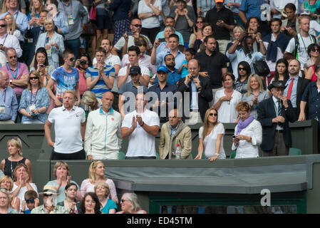 23.06.2014. Le Wimbledon Tennis Championships 2014 tenue à l'All England Lawn Tennis et croquet Club, Londres, Angleterre, Royaume-Uni. Novak Djokovic (SRB) [1] v Andrey Golubev (KAZ) (fair-haired) sur le Court central. De l'équipe de soutien de Djokovic est d'applaudir leur t Banque D'Images