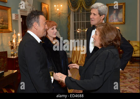 Le secrétaire d'Etat John Kerry et son épouse, Teresa Heinz Kerry, chat avec Singer-Songwriter Bruce Springsteen et sa femme, Patti Scialfa, avant un dîner que le Secrétaire a organisé pour le Centre Kennedy 2014 honorés lors du département d'État des États-Unis à Washington, D.C., le 6 décembre 2014. Banque D'Images
