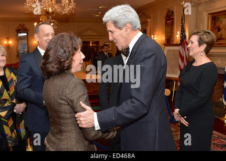 Avec 2014 Kennedy Centre Vétéran Tom Hanks à sur, la secrétaire d'Etat John Kerry s'entretient avec d'autres 2014 Kennedy Centre Honoree Comédienne Lily Tomlin, avant un dîner qu'il a organisé en l'honneur de l'honneur au département d'État des États-Unis à Washington, D.C., le 6 décembre 2014. Banque D'Images