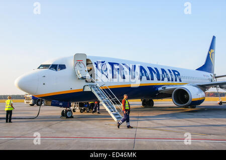Ryanair Boeing 737 - 800 d'un avion à l'aéroport de Modlin Varsovie, Pologne Banque D'Images