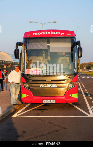 Navette de bus en face de l'aéroport de Modlin Varsovie, Pologne Banque D'Images