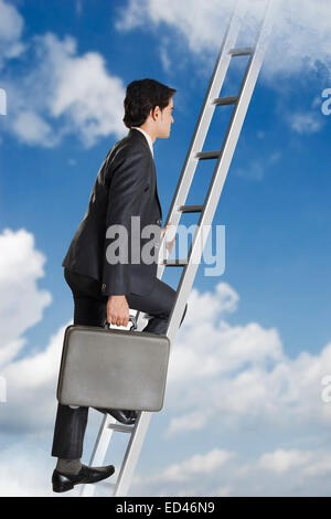 1 Indian businessman climbing on escalier avec porte-documents Banque D'Images