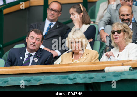 25.06.2014. Le Wimbledon Tennis Championships 2014 tenue à l'All England Lawn Tennis et croquet Club, Londres, Angleterre, Royaume-Uni. Vue générale. Son Altesse Royale la duchesse de Cornouailles Camilla' (') montres les Djokovic match de la loge royale. Banque D'Images