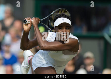 27.06.2014. Le Wimbledon Tennis Championships 2014 tenue à l'All England Lawn Tennis et croquet Club, Londres, Angleterre, Royaume-Uni. Petra Kvitova (CZE) (cheveux blonds) [6] v Venus Williams (USA) [30] sur le Court central. Banque D'Images