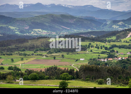 Vue panoramique des Picos de Europa à partir de Comillas, Cantabrie, Espagne Banque D'Images