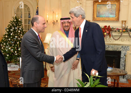 Le secrétaire d'Etat John Kerry l'Arabie accueille l'ambassadeur aux États-Unis Adel A. Al-Jubeir avant sa rencontre avec le Ministre saoudien de l'intérieur, le Prince Mohammed bin Nayef bin Abdulaziz Al-Saud, au Département d'État des États-Unis à Washington, D.C., le 10 décembre 2014. Banque D'Images
