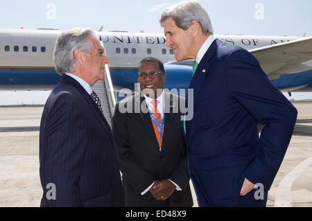 Le secrétaire d'Etat John Kerry s'entretient avec l'Ambassadeur Alberto Galvez du Ministère péruvien des affaires étrangères, à gauche, et l'Ambassadeur des États-Unis au Pérou Brian Nichols, centre, après son arrivée à Lima, Pérou, le 11 décembre 2014, pour parler de changement climatique à la 20e session de la Conférence des Parties à la Convention-cadre des Nations Unies sur les changements climatiques, et de rencontrer le président péruvien Ollanta Humala. Banque D'Images