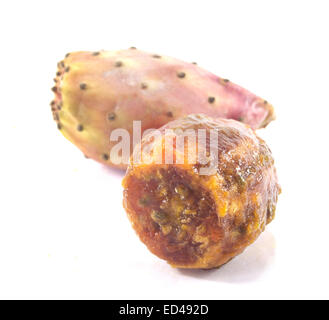 Figues de Barbarie، les fruits de cactus isolé sur blanc. Banque D'Images