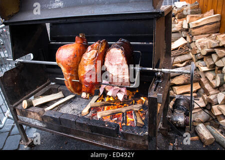 Poêlée de jambon sur feu ouvert lors de marché de Noël à Staromestske namesti square old town Prague République Tchèque Europe Banque D'Images