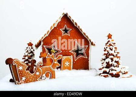 La mangeable gingerbread house et Nouvel An avec décoration neige Arbres Banque D'Images